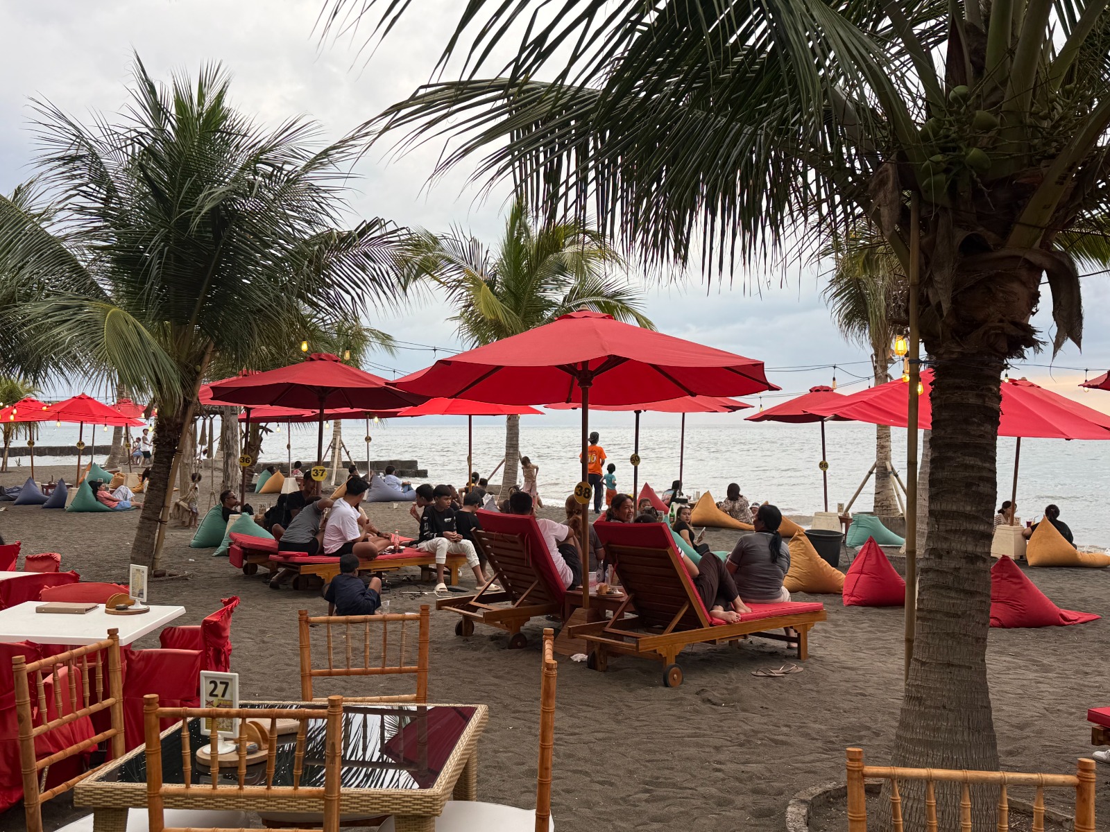 Lounger dan Bean Bag Pantai